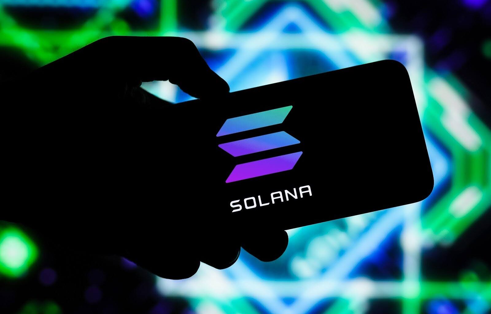 April crypto report highlights Solana's resilience (SOL), casts doubt on Ethereum (ETH)